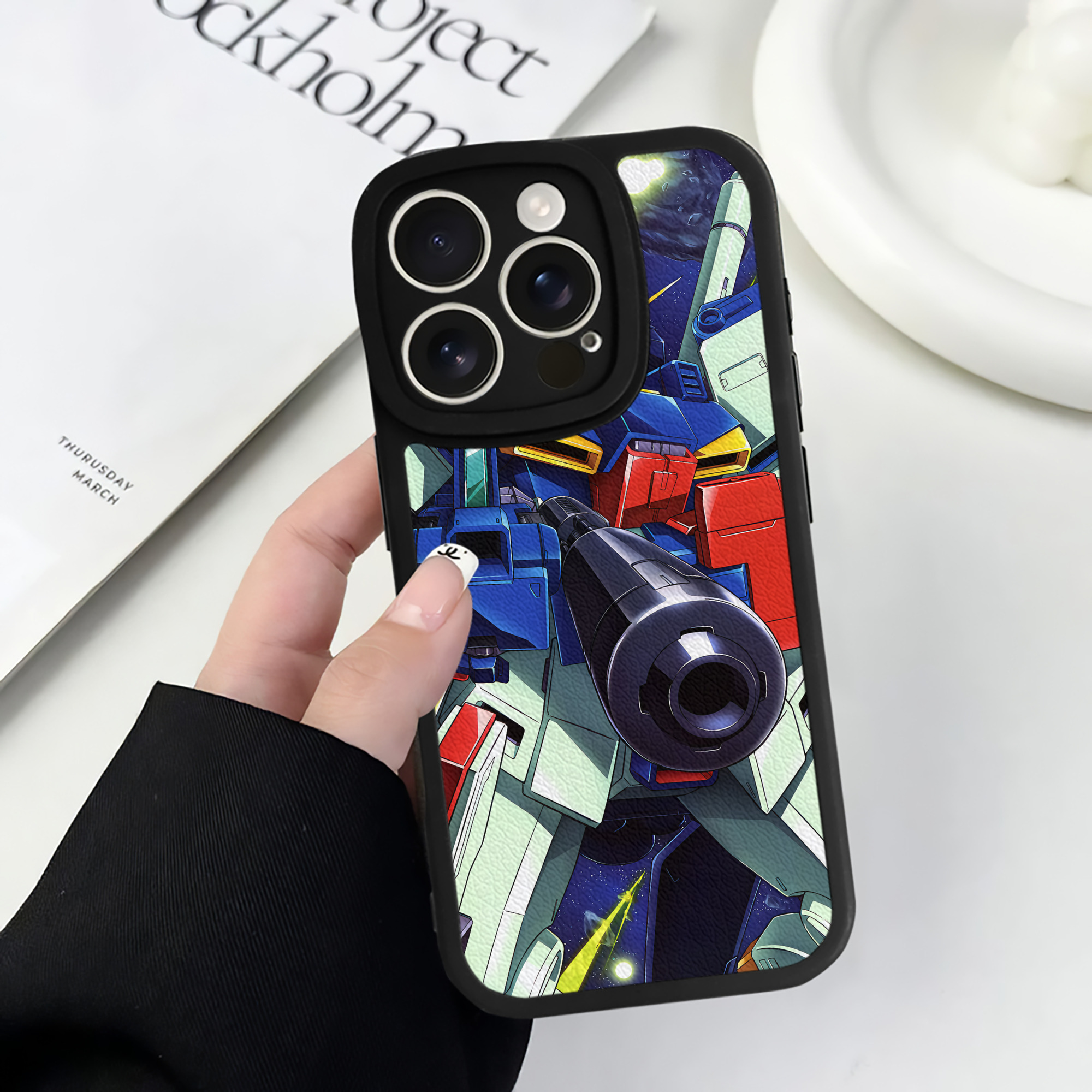 （画像用） 機動戦士ガンダム Mobile Suit Gundam 【iPhone 16シリーズ対応】シリコンスマホケース（レザー調） 材質：シリコン